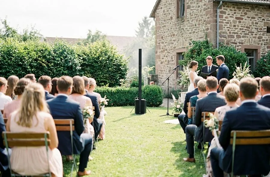 Freie Trauung im Garten mit akkubetriebener Säulen-PA