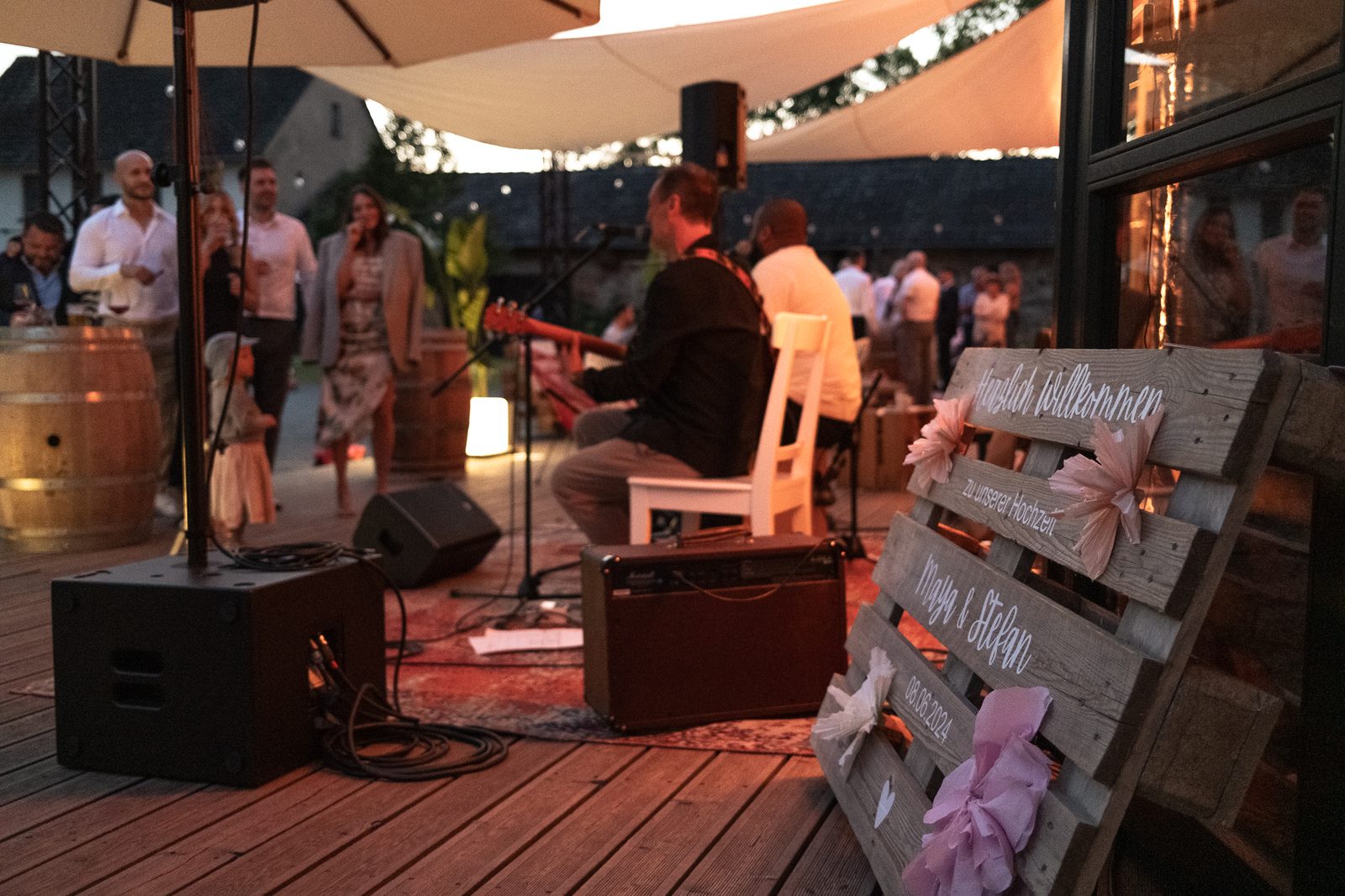 Akustik-Duo und Beschallung bei einer Hochzeit auf der Terrasse der Klosterscheune Kloster Thron in Wehrheim