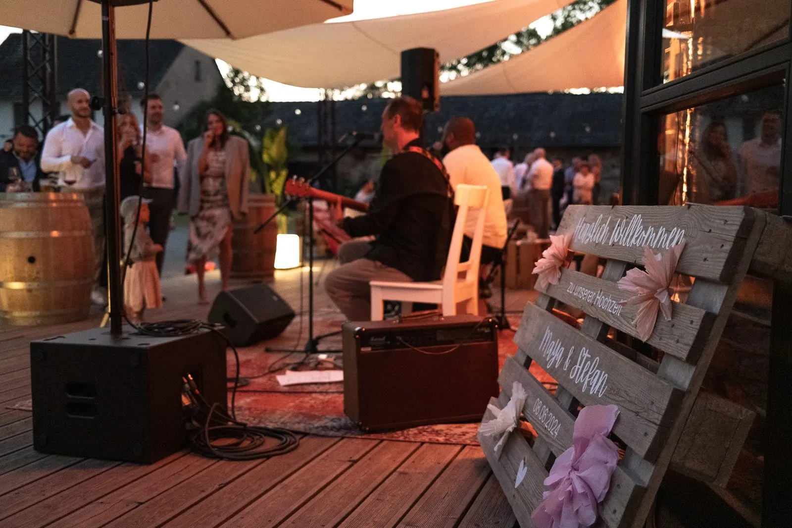 Akustik-Duo und Beschallung bei einer Hochzeit auf der Terrasse der Klosterscheune Kloster Thron in Wehrheim